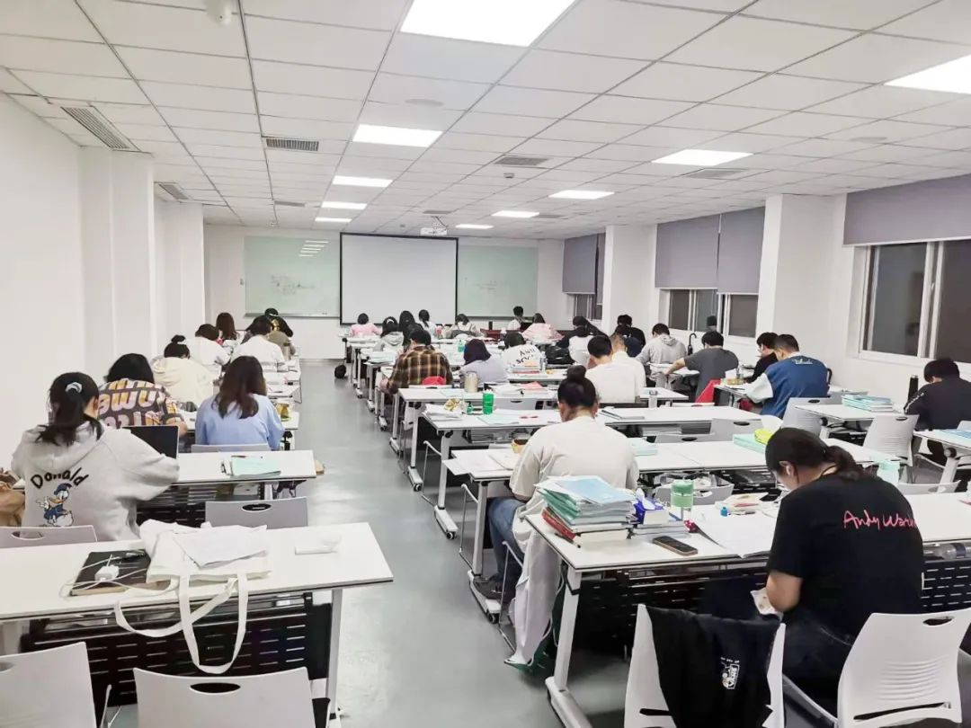 部分同學由于對考銀行缺乏足夠的認知總是不以為意，認為這是一種低檔次的職業選擇。其實銀行工作作為一種穩定的職業選擇，具有待遇優厚、福利保障好、職業發展前景廣闊等特點。特別是每年的銀行秋季校園招聘招聘規模大、崗位多。所以千萬不要因為自視甚高而導致自己失去了一個很好的就業機會。