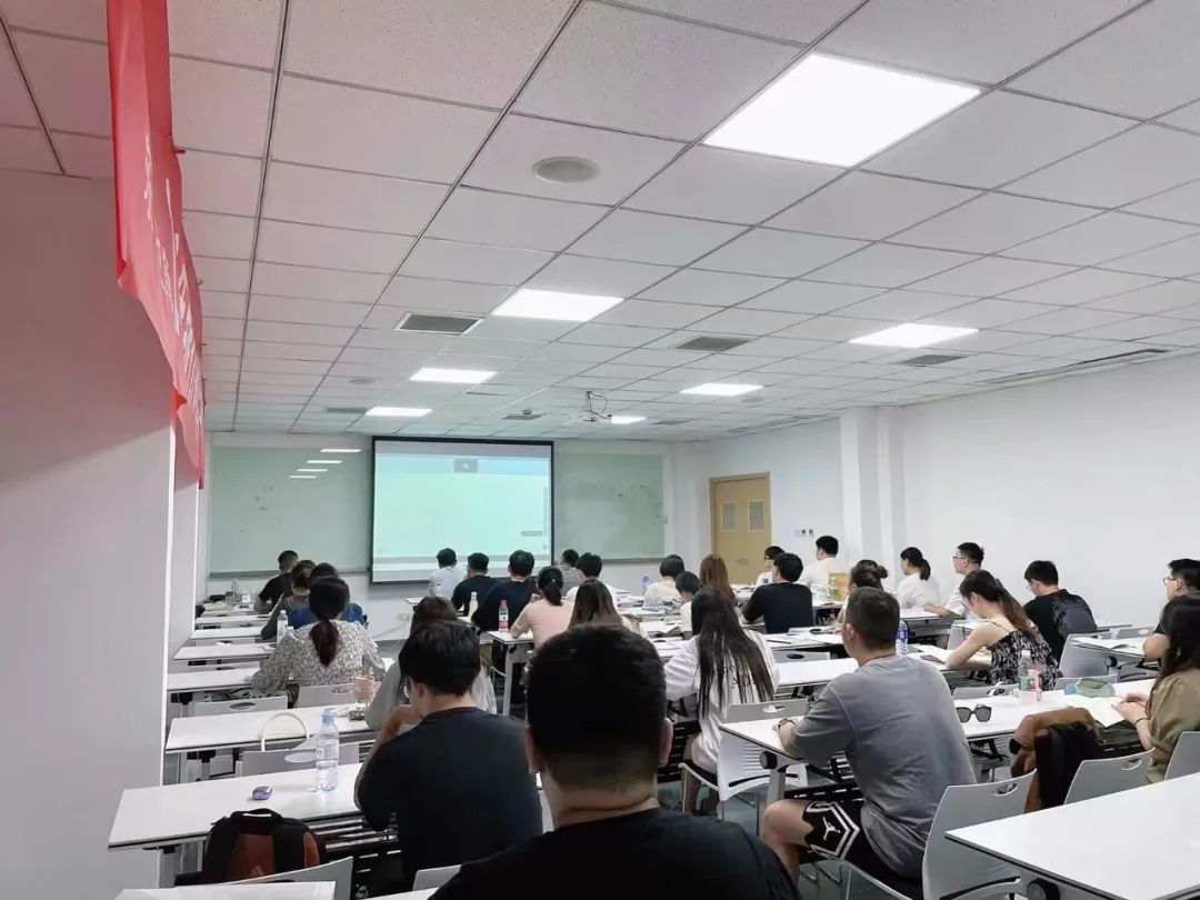 　　由東吳老師帶教，對銀行招聘考試涉及的相關考點進行系統講解分析，并對內容要點的基本概念、解題思維進行記憶和總結，強化學員對銀行筆試內容的理解，針對性講授與復習，提高解題的準確率。 　　實力老師嚴格帶教， 　　帶你成為下一任“行長” 　　課程系統且多維度， 　　直播+錄播+答疑， 　　授課方式多樣 　?。ㄈ魺o疫情影響主打面授） 　　不限次數學習， 　　自主掌握學習節奏， 　　隨時隨地輕松學